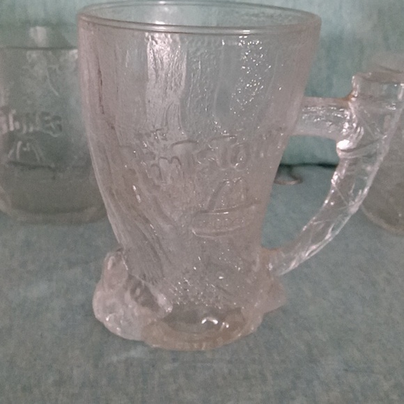 4 Flintstone MacDonald glass mugs - Picture 3 of 5